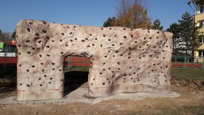 Lezecká stěna boulderového hřiště u FZŠ Chodovická už stojí!