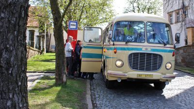 AUTOBUSOVÝ DEN aneb historickým autobusem z Letňan až na Chvalský zámek a výstavu SVĚT KOSTIČEK