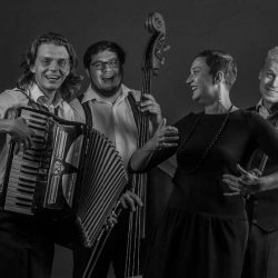 Dvořákův festival na Chvalském zámku – koncert Trio Coucou na zámeckém nádvoří