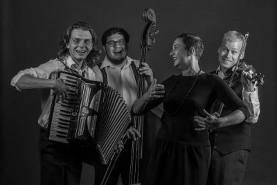 Dvořákův festival na Chvalském zámku – koncert Trio Coucou na zámeckém nádvoří