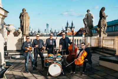DVOŘÁKŮV FESTIVAL na Chvalském zámku – Česká smyčcová rockharmonie zahraje na zámeckém nádvoří