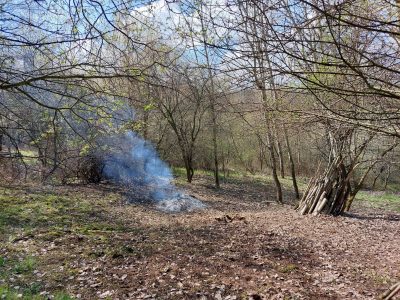 Nová obecně závazná vyhláška hl. m. Prahy omezuje od října 2023 spalování suchého rostlinného materiálu v otevřených ohništích
