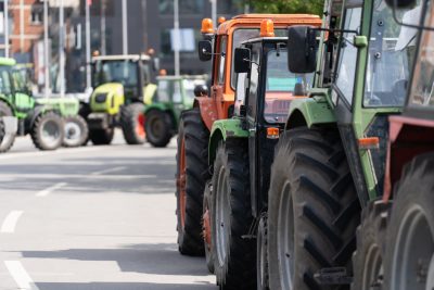 Aktualizace – Informace ke shromáždění zemědělců – průjezd přes Horní Počernice a změny v závozových plánech prodejen