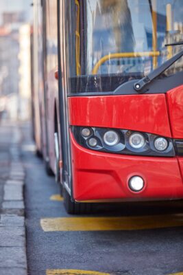 ZMĚNY VE VEDENÍ AUTOBUSOVÉ LINKY 353 Z DŮVODU UZAVÍRKY ULICE BEZRUČOVA V ZELENČI 17.7. – 25.7.2024