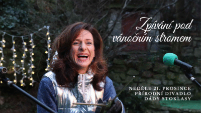 Zpívání pod vánočním stromem